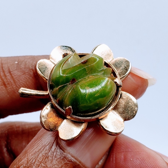 Rare Vintage Green Carved Bakelit Clover 4 Leaf Screwback Earrings - Picture 8 of 9